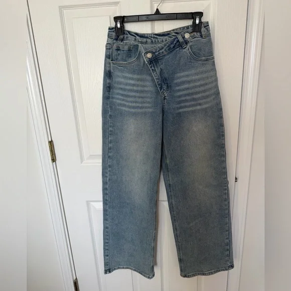 Commense Wide-Leg Jeans in Light Blue Wash - Picture 2 of 6